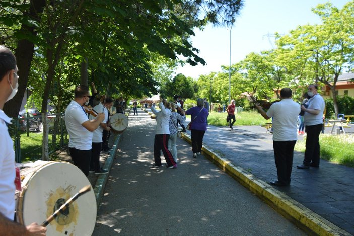 Bursa'da sokağa çıkan yaşlılar, bayramı oynayarak kutladı