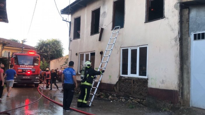 Bursa'da çıkan yangın bir evi küle çevirdi