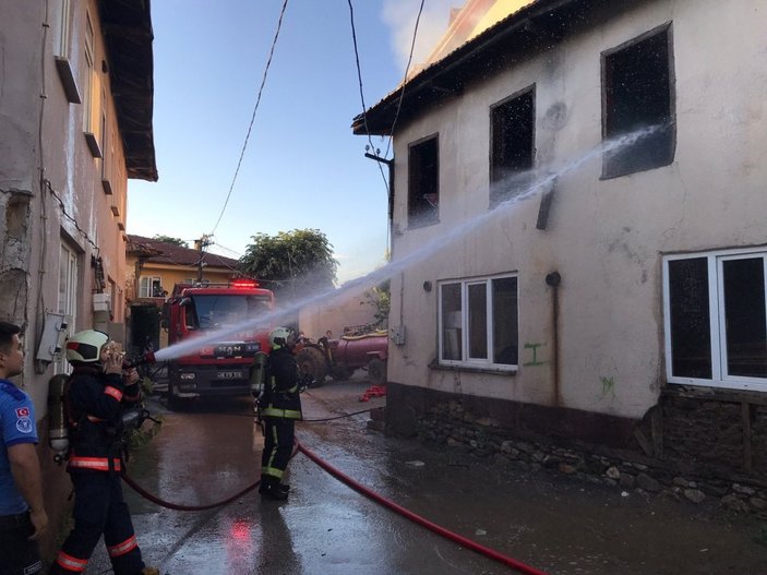 Bursa'da çıkan yangın bir evi küle çevirdi