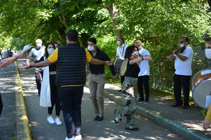 Bursa'da sokağa çıkan yaşlılar, bayramı oynayarak kutladı