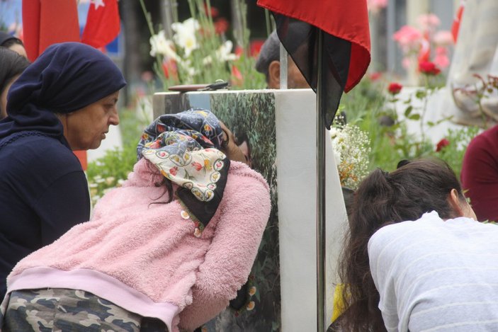 Adana'da şehit annesi ve kız kardeşleri yürekleri dağladı