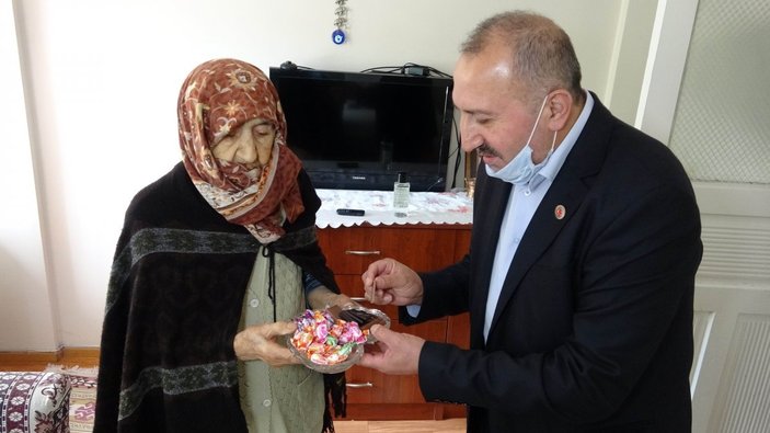 122 yaşındaki Ayşe Nine, eski bayramları özlüyor