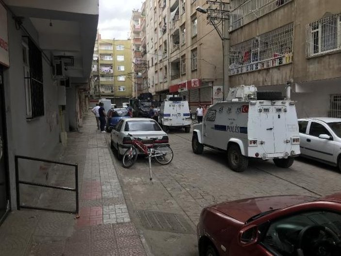 Diyarbakır'da devriye gezen polis ekibine saksı atıldı