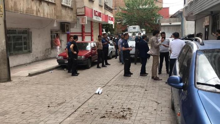 Diyarbakır'da devriye gezen polis ekibine saksı atıldı