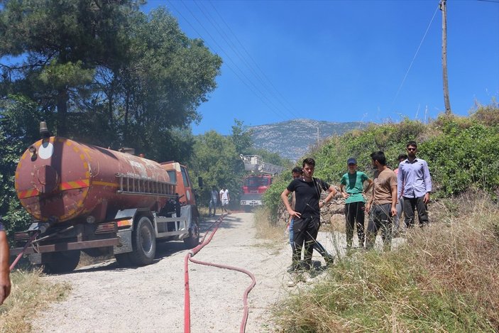 Antalya'da bahçelik ve çalılık alanda yangın çıktı