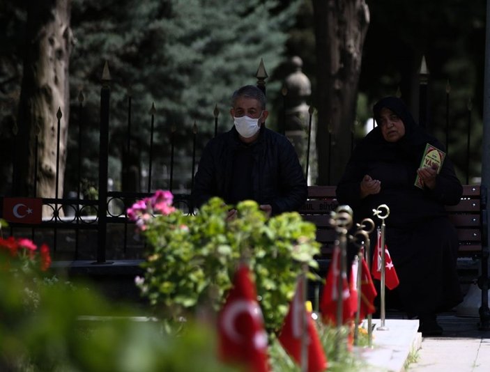 Adana'da şehit annesi ve kız kardeşleri yürekleri dağladı