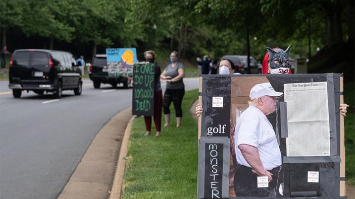 Golf oynamaya giden Trump'a el hareketi çekti