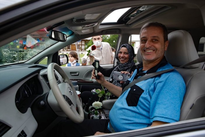 ABD'de Müslümanlar, korona nedeniyle arabada bayramlaştı