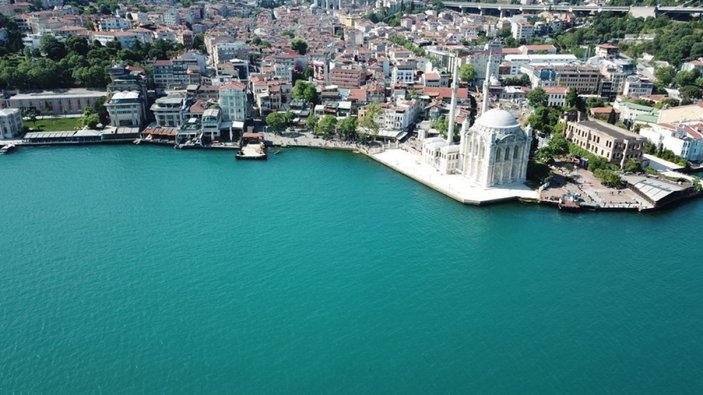 İstanbul Boğazı turkuaza döndü