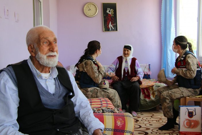 Elazığ'da jandarma, 65 yıllık evli çifti ziyaret etti