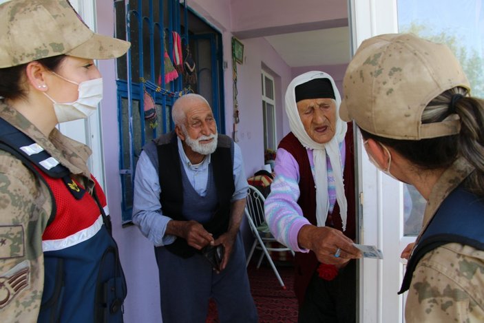 Elazığ'da jandarma, 65 yıllık evli çifti ziyaret etti
