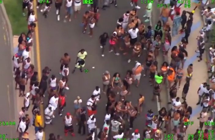 Florida'da koronaya rağmen sokak partisi düzenlediler