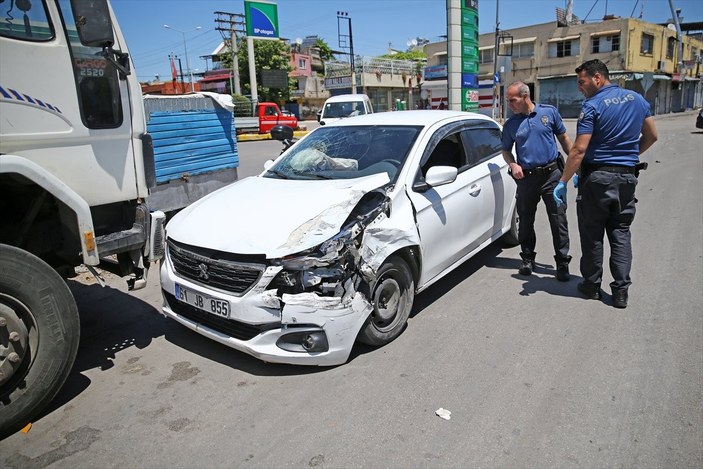 Adana'da 3 kişi polis aracına çarpıp, kaçmaya çalıştı