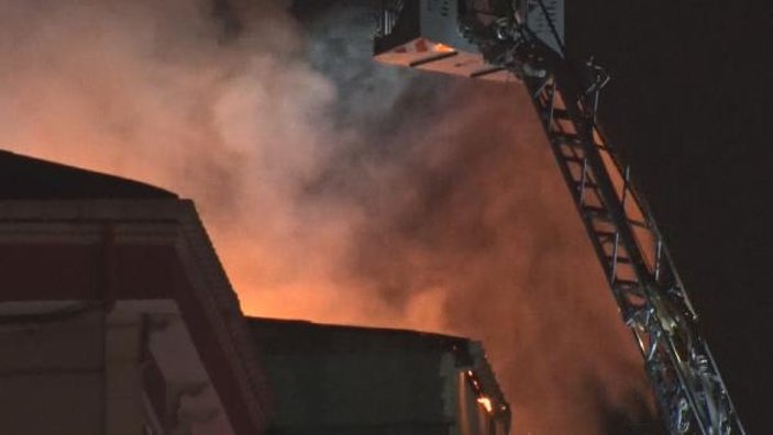 Küçükçekmece'de 4 katlı binanın çatısında yangın çıktı
