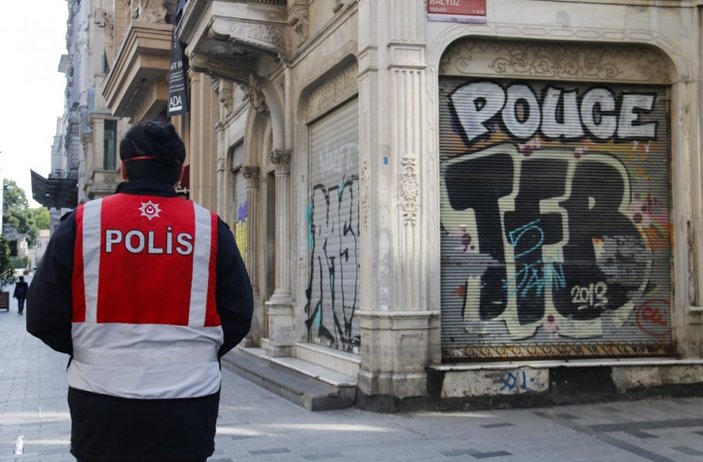 Kepenklerin indiği İstanbul’da grafitiler konuşuyor