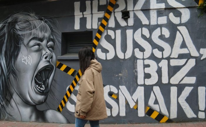 Kepenklerin indiği İstanbul’da grafitiler konuşuyor