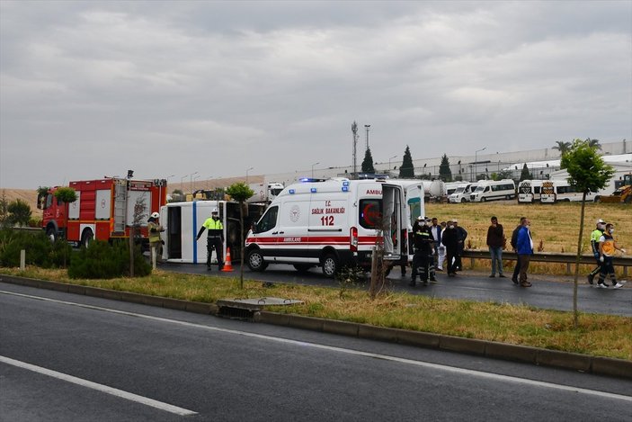 İzmir'de tarım işçileri taşıyan minibüs devrildi