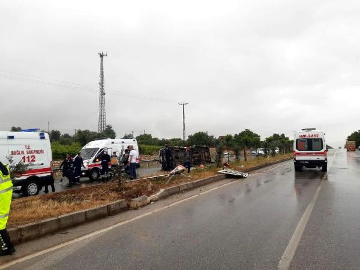 Manisa’da işçi minibüsü devrildi: 15 yaralı