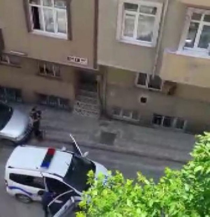 İstanbul'da polisi gören çocuklar kaçarak evlerine girdi