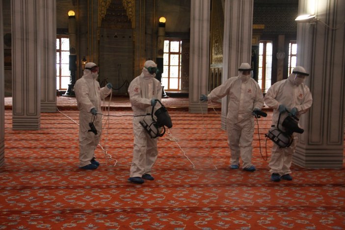 Sultanahmet, ilk cuma namazı için dezenfekte edildi