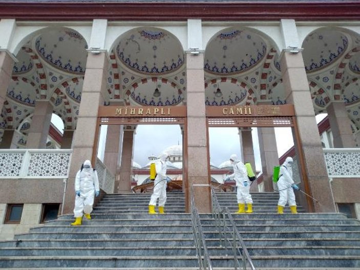 Bursa'da dezenfekte edilen camiler ibadete hazır