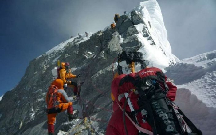 Everest'in yüksekliğini ölçecek Çin ekibi zirveye ulaştı
