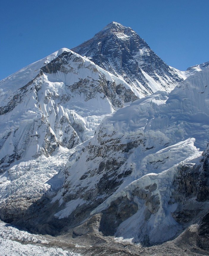 Everest'in yüksekliğini ölçecek Çin ekibi zirveye ulaştı