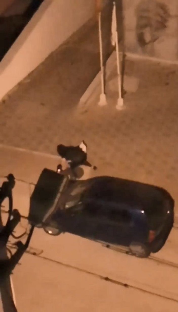 Antalya'da iki genç kız sokak ortasında kavga etti