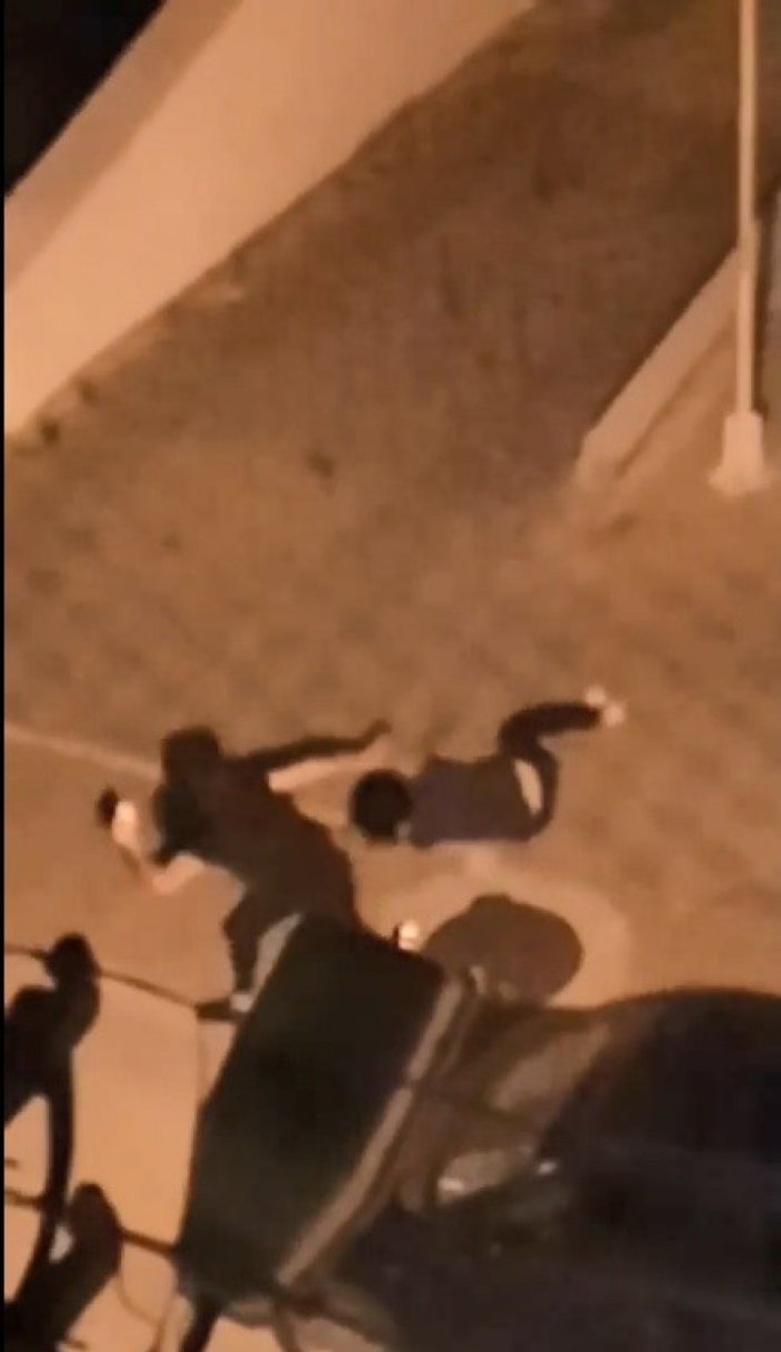 Antalya'da iki genç kız sokak ortasında kavga etti