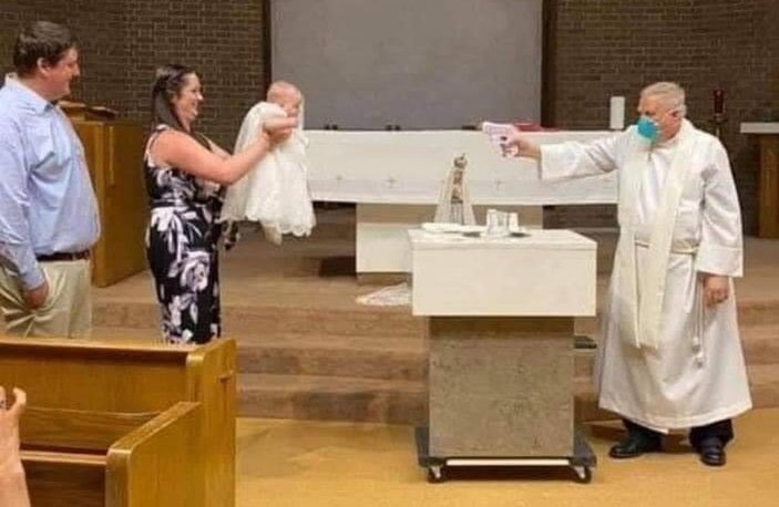 Rahipten su tabancasıyla vaftiz