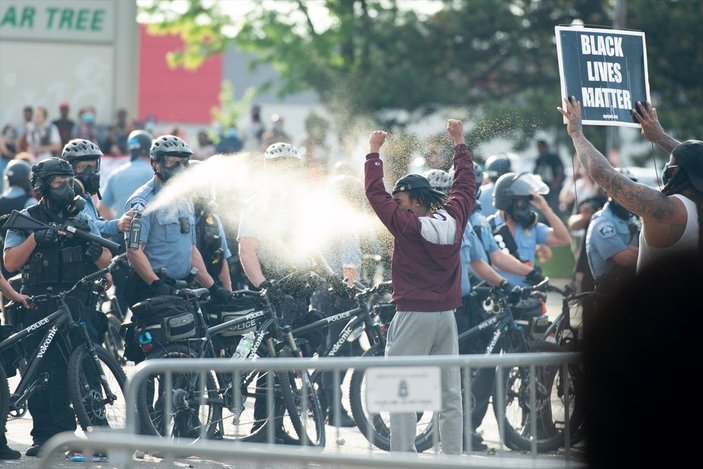 ABD'de, polis şiddetini protesto edenlere gazlı müdahale