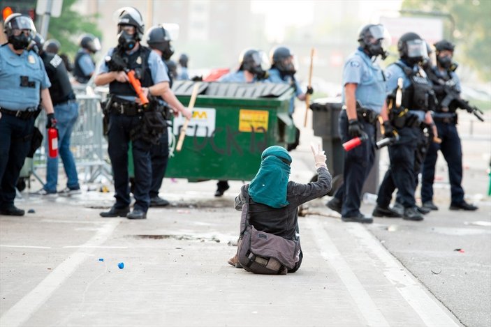 ABD'de, polis şiddetini protesto edenlere gazlı müdahale