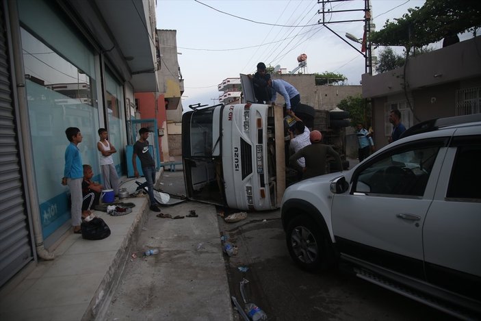 Adana'da tarım işçilerini taşıyan servisler çarpıştı