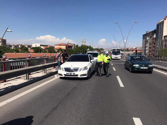 Kayseri'de kaza yaptırdıkları sürücünün parasını çaldılar