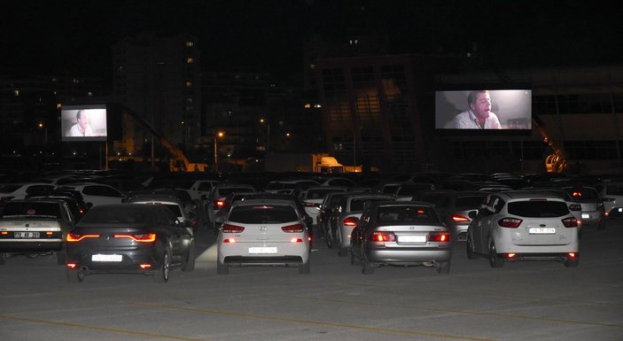 Konya’da arabalı sinema etkinliğine bin araç katıldı