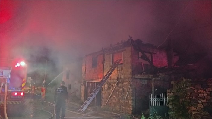 Denizli'de ahşap evde yangın çıktı: 1 ölü