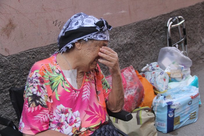 Adana'da 75 yaşındaki annelerini sokağa attılar