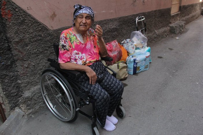 Adana'da 75 yaşındaki annelerini sokağa attılar