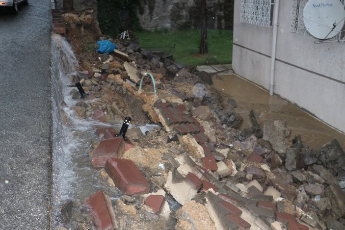 Ankara'da şiddetli yağış su baskınlarına neden oldu