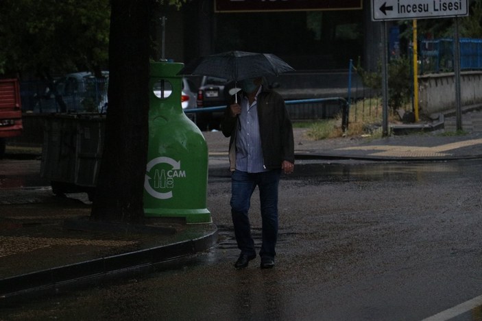 Ankara'da şiddetli yağış su baskınlarına neden oldu