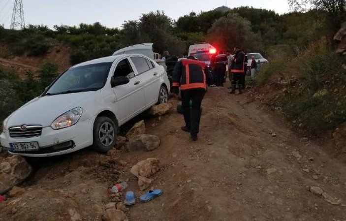 Mersin'de el freni çekilmeyen otomobil 4 kişiye çarptı