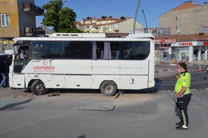 Karaman'da işçi servisiyle ticari taksi çarpıştı