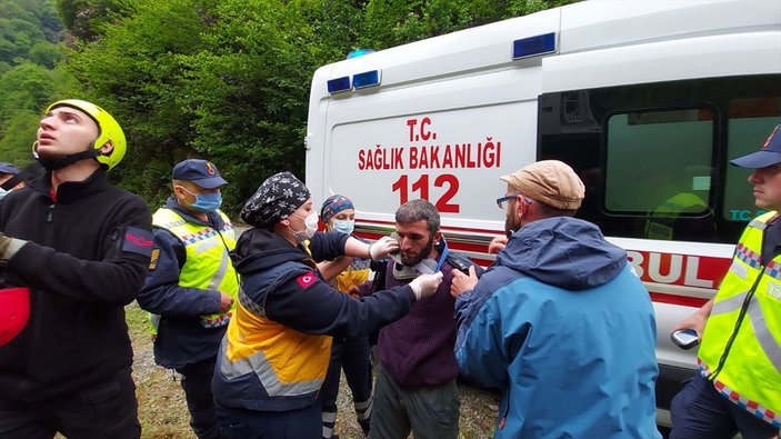 Rize'de dereye düşen kamyonun sürücüsü kurtarıldı