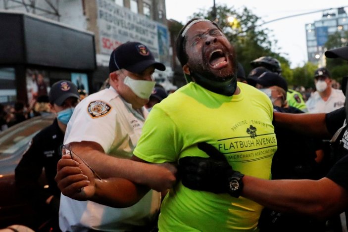Amerika'da polis eylemcileri gaza boğuyor
