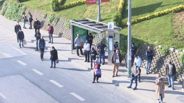 Kadıköy'deki otobüs duraklarında yoğunluk