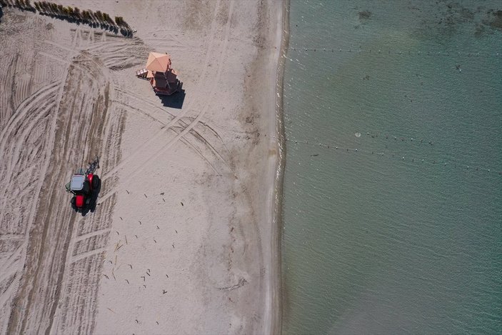 Ilıca Plajı'nda sosyal mesafe locası