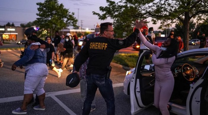 ABD’deki protestolarda iki polisten farklı hareketler