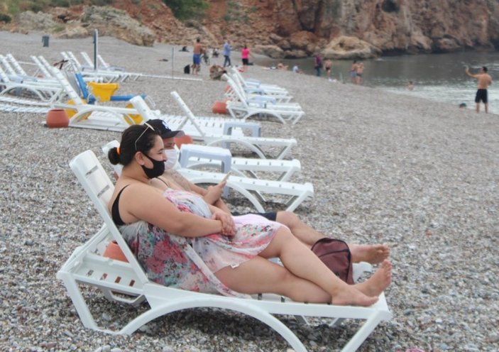 Antalya'da soğuk havaya rağmen denize girdiler