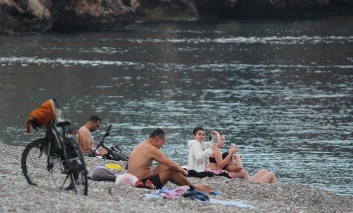 Antalya'da soğuk havaya rağmen denize girdiler