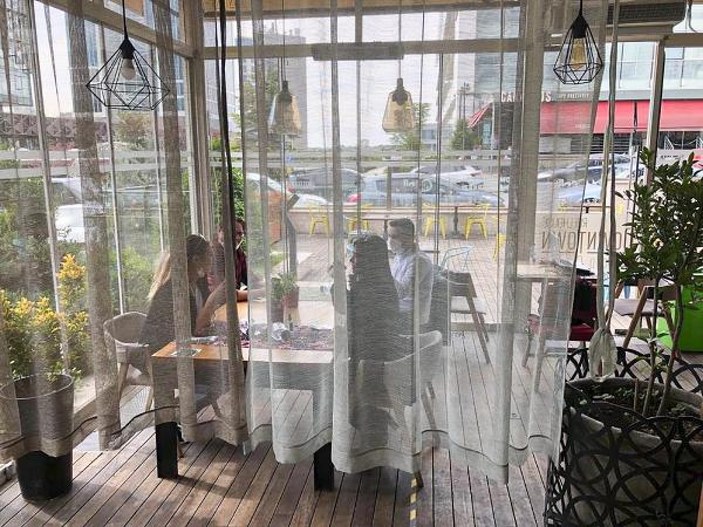 Ankara'daki kafede koronaya karşı perdeli önlem